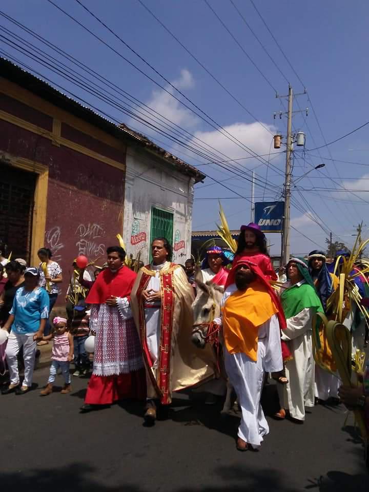 La procesión del domingo de Ramos recorre las calles de las ciudades y comarcas previo a la misa que se realiza en templos católicos.