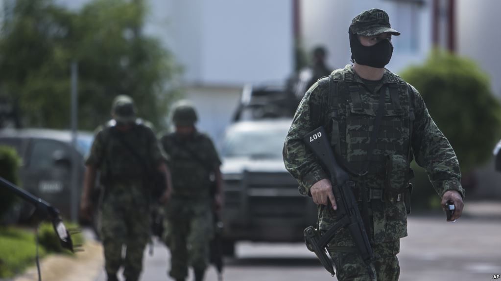 En esta foto de archivo se ven soldados en la ciudad de Culiacán, México, el 30 de septiembre de 2016.