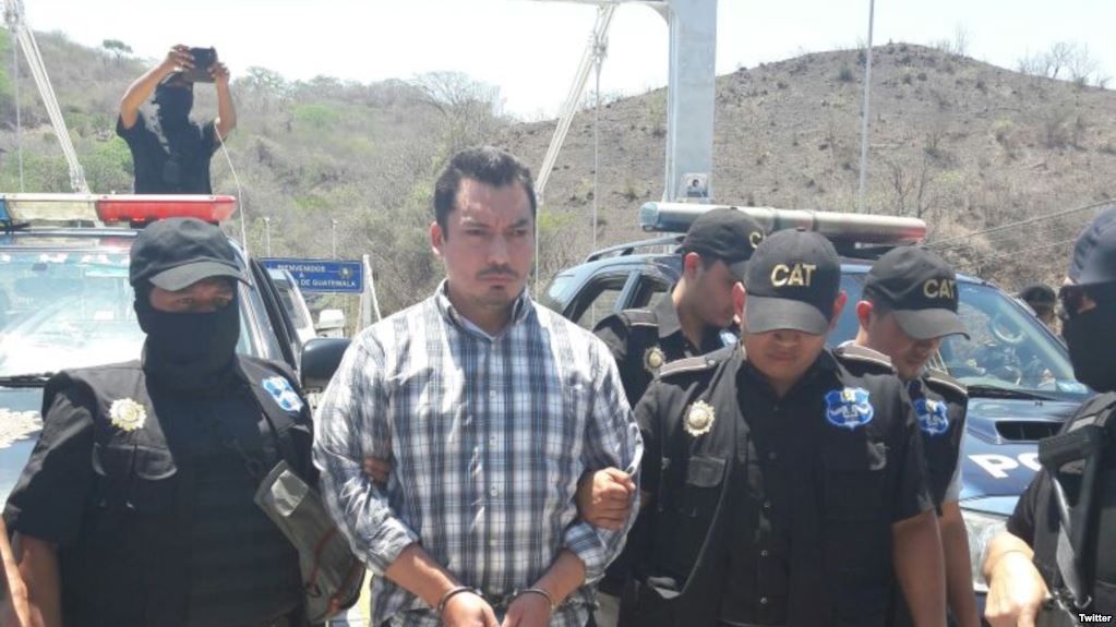 Pedro Benjamín Rivas Zelaya (a) "Snaiper" es entregado por la policía de Guatemala a las autoridades de El Salvador. Foto: @PNCdeGuatemala