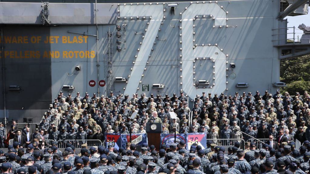 El vicepresidente de EE.UU., Mike Pence, (centro) habla a soldados estadounidenses y fuerzas de autodefensa japonesas desde el portaaviones USS Ronald Reagan, en la base de la Armada estadounidense en Yokosuka, sur de Japón, el miércoles, 19 de abril de 2017.