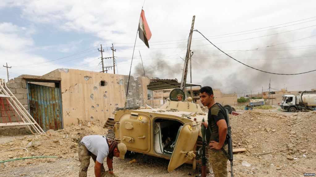 Miembros de las fuerzas de respuesta rápida de Irak se alistan para una operación durante enfrentamientos entre fuerzas iraquíes y militantes de ISIS en el oeste de Mosul, Irak, el martes, 16 de mayo de 2017.