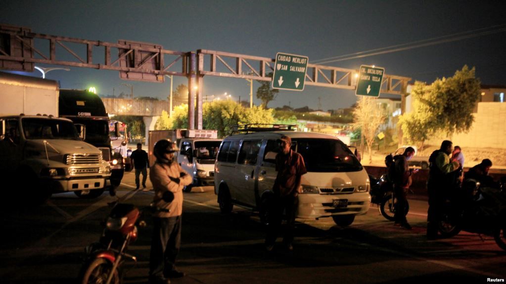 La policía tuvo que cerrar la carretera Panamericana luego que un temblor 5,1 provocara un derrumbe y un muerto en la vía de entrada a San Salvador.