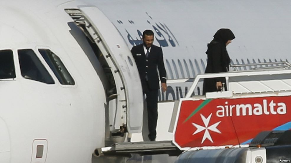 Los pasajeros del avión A320 de Afriqiyah Airways desembarcaron primero y luego lo hicieron los tripulantes, una vez que se entregaron los secuestradores.