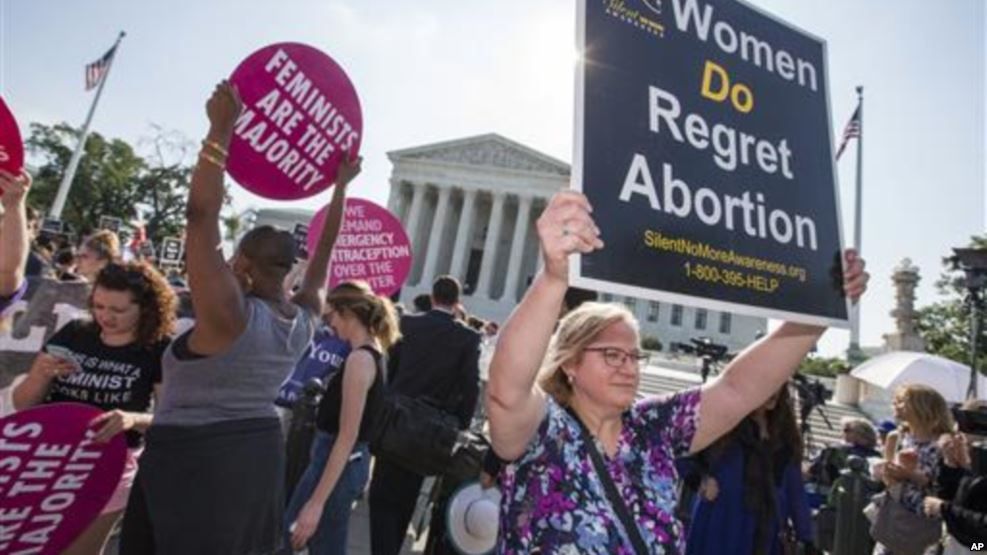 Los investigadores registraron grandes disminuciones en los abortos en estados considerados liberales, como California, pero también en los conservadores, como en Texas.