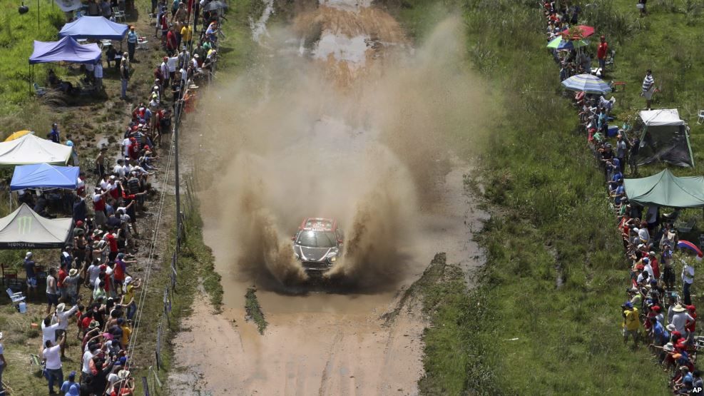 El saudita Yazeed Al Rajhi y su copiloto alemán Timo Gottschalk en su Austin Mini en la primera etapa del rally Dakar entre Asunción, Paraguay y Resistencia, Argentina.