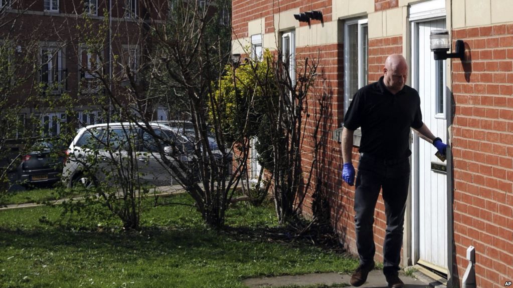 Un policía sale de la casa donde Khalid Masood vivió en la ciudad inglesa de Birmingham.