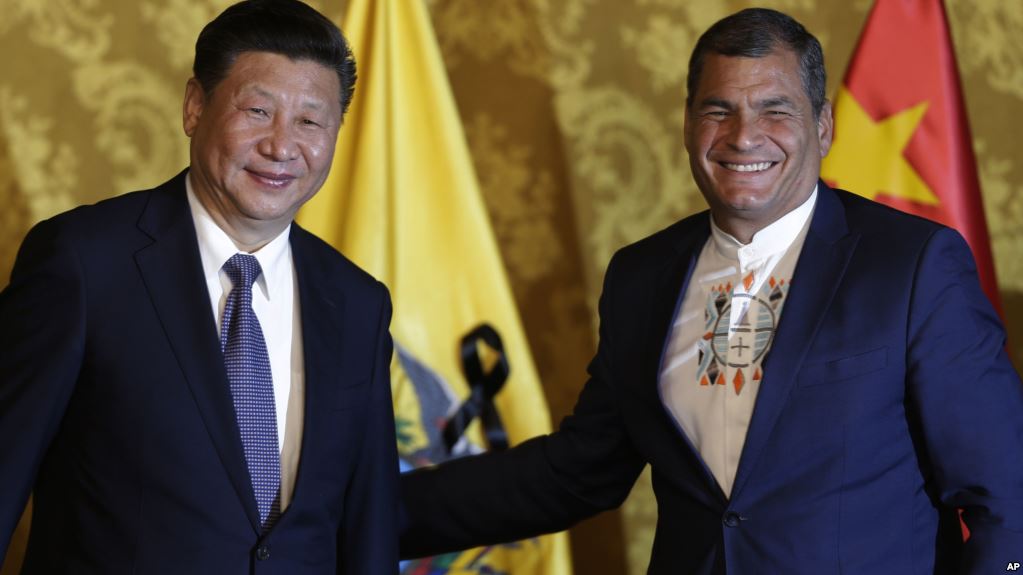 Los presidentes Xi Jinping y Rafael Correa se reunieron en Ecuador el 17 de noviembre de 2016.