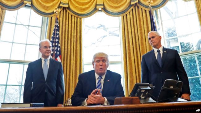 El Presidente Donald Trump, acompañado por el Secretario de Salud y Servicios Humanos, Tom Price, y el Vicepresidente Mike Pence, se reúnen con los miembros de los medios de comunicación en relación con el proyecto de ley de reforma sanitaria del viernes 24 de marzo de 2017 en la Oficina Oval de la Casa Blanca en Washington.