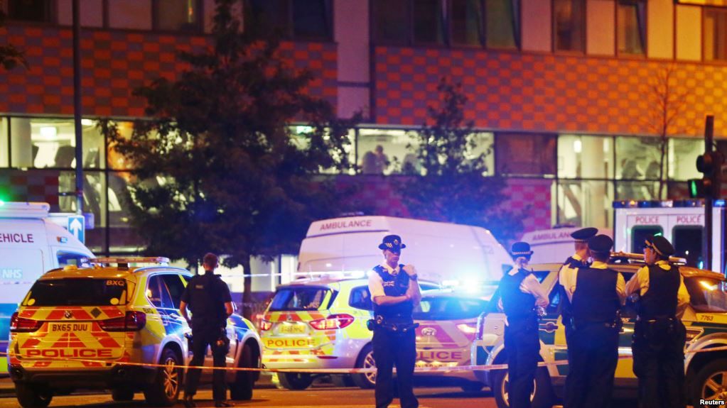 Policías británicos aseguran la escena del atropello frente a Mezquita de Finsbury Park, una de las más grandes del país.