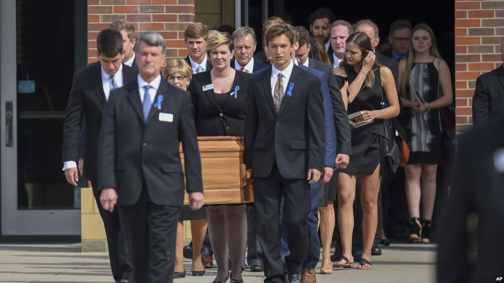 Familiares y amigos trasladan los restos de Otto Warmbier para su sepultura tras el funeral en la que fuera su escuela secundaria Wyoming High School, en Ohio. Junio 22, 2017.