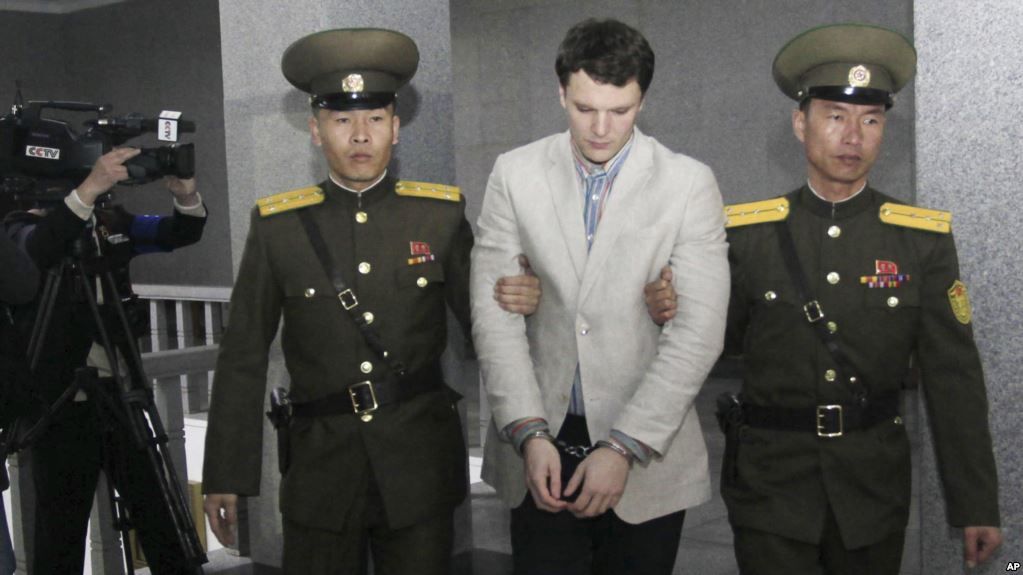 Otto Warmbier es escoltado a la Corte Suprema en Pyongyang Corea edl Norte el 16 de marzo de 2016. Según reportes después de esta aparición el joven estudiante fue inducido en un coma debido a su diagnóstico de botulismo.