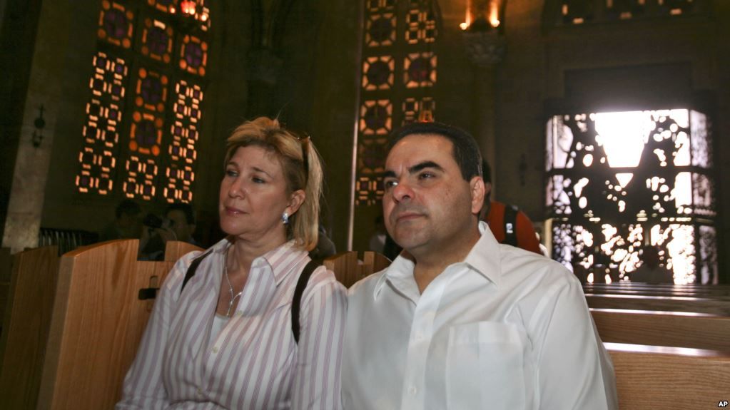 La exprimera dama de El Salvador, Ana Ligia de Saca, y su esposo el expresidente Tony Saca durante una visita a la Iglesia de Todas las Naciones en Getsemaní, Jerusalén, en mayo 4 de 2009.
