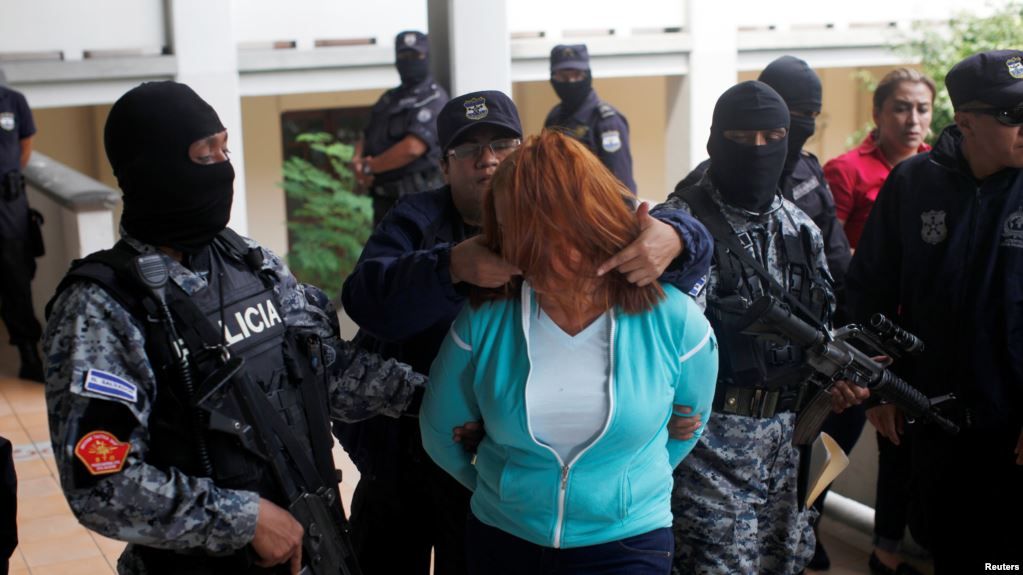 Marixa Lemus, conocida como "La Patrona" es presentada a la prensa en El Salvador, el jueves, 25 de mayo de 2017, después de haber sido arrestada tras fugarse de una prisión en Guatemala.