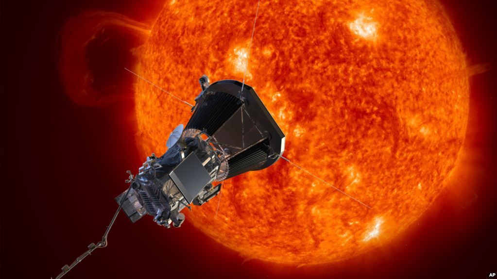 Esta imagen proporcionada por el Laboratorio de Física de la Universidad Johns Hopkins, el miércoles, 31 de mayo de 2017, representa la sodna solar Plus de la NASA acercándose al Sol.