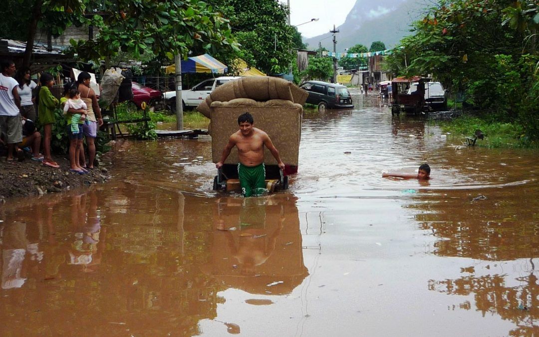 Las inundaciones registradas desde diciembre pasado han dejado, hasta el momento, 84 muertos, 111.098 damnificados y 666.534 afectados, según el más reciente informe oficial publicado por el Centro de Operaciones de Emergencias Nacional (COEN).