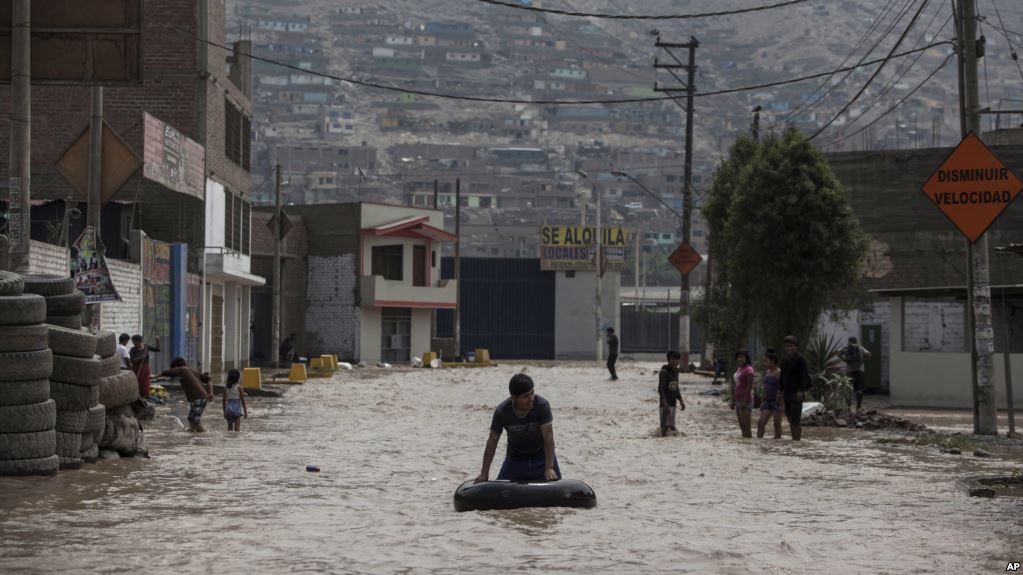 Las lluvias torrenciales han causado la inundación de calles en Lima, Perú.