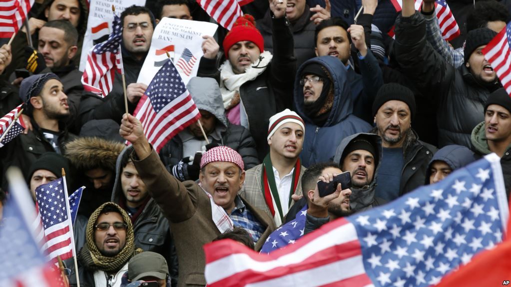 Musulmanes y yemeníes protestan en Brooklyn contra las medidas inmigratorias de la administración Trump, el 2 de febrero, de 2017.