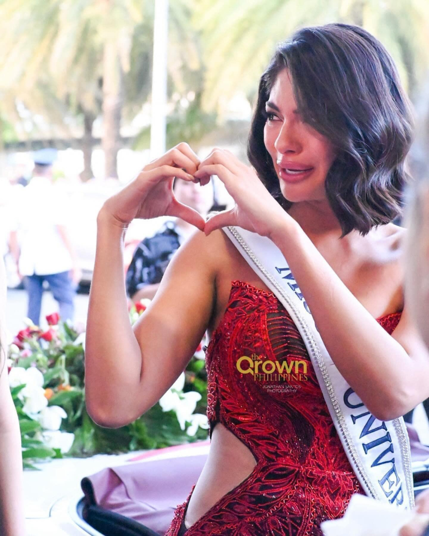 Nuestra Reina, Sheynnis Palacios - Miss Universe se emociona hasta las lágrimas😢 al recibir la bandera de Nicaragua 🇳🇮 por parte de un seguidor filipino.