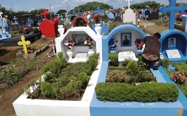 Alcaldía podría sacar cadáveres de los cementerios si familiares de los difuntos no pagan impuestos