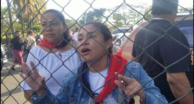 Viuda de Alexis Argüello entre los fanáticos del gobierno que agredieron a periodistas en catedral de Managua 