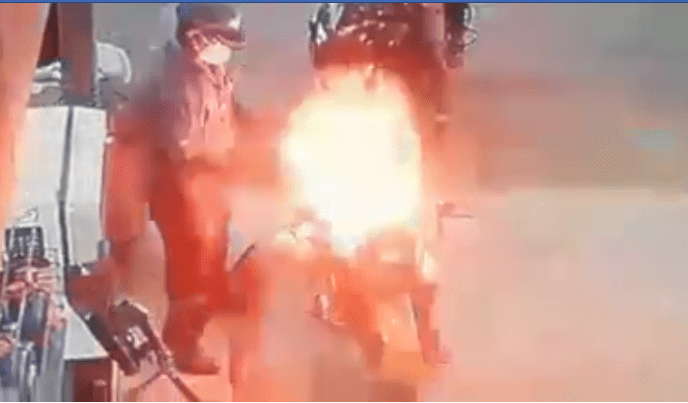 Joven matagalpino arde en llamas al ponerle combustible a su moto con el motor encendido
