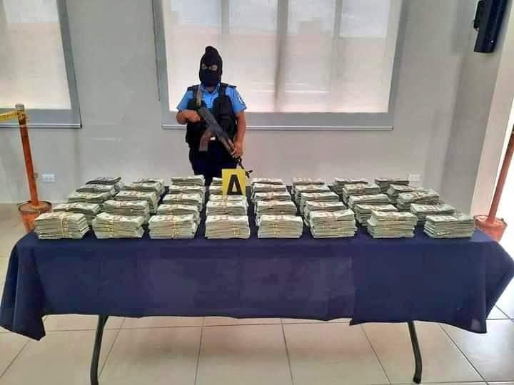 Policía incauta más de medio millón de dólares y 15 kilos de cocaína