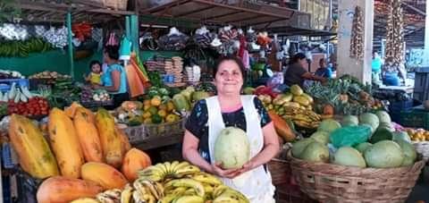 Las frutas y verduras mantiene sus precios estables, según indican algunos vendedores del popular mercado.