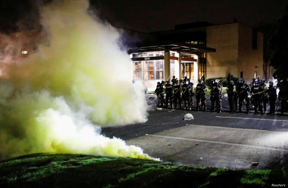 La policía lanza gases lacrimógenos a manifestantes que protestaban por la muerte de un hombre de la raza negra en Blooklyn Center, Minnesota, el 11 de abril de 2021.