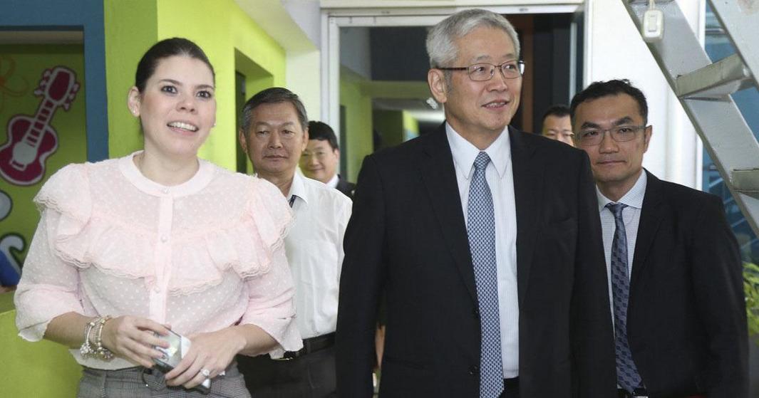 Camila Ortega y El Sr. Hsiang Tien-Yi, secretario general del Fondo de Cooperación  Desarrollo Internacional de Taiwán-imagen tomada de 19 digital