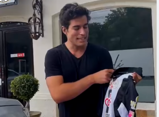Stereo Romance - Danilo Carrera recibe camiseta del Cacique Diriangén y  manda saludo al equipo caraceño