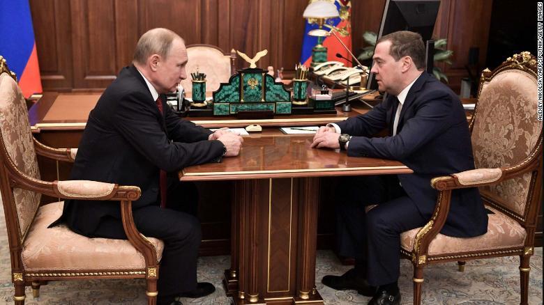 Renuncia el primer ministro Medvedev y todo el gabinete de Putin