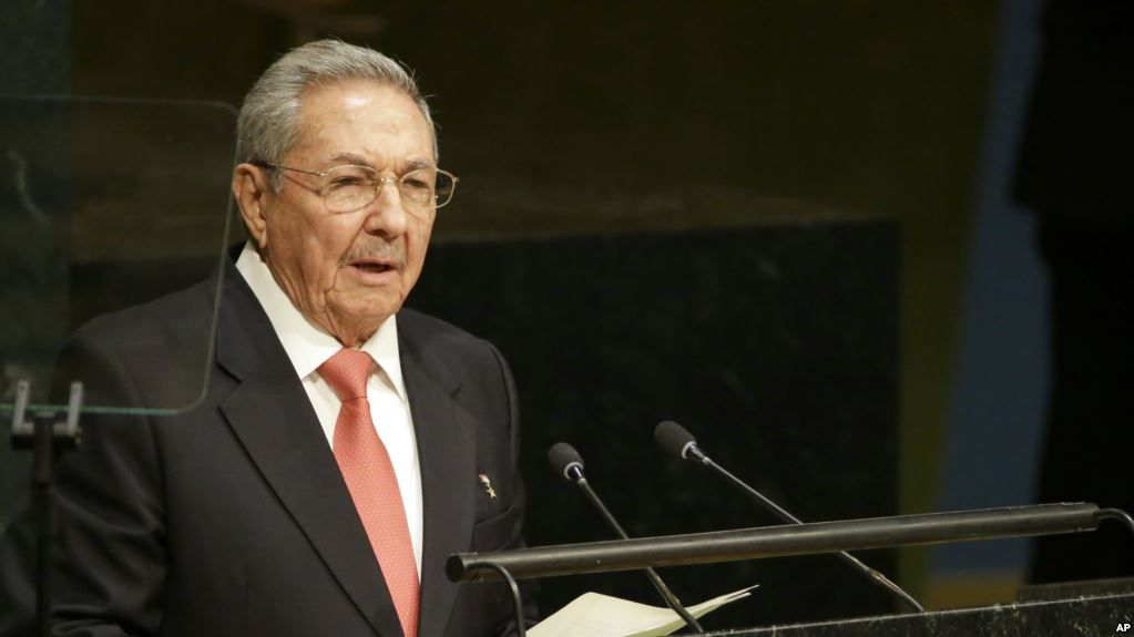 El presidente de Cuba Raúl Castro anunció que posterga su retiro del cargo.