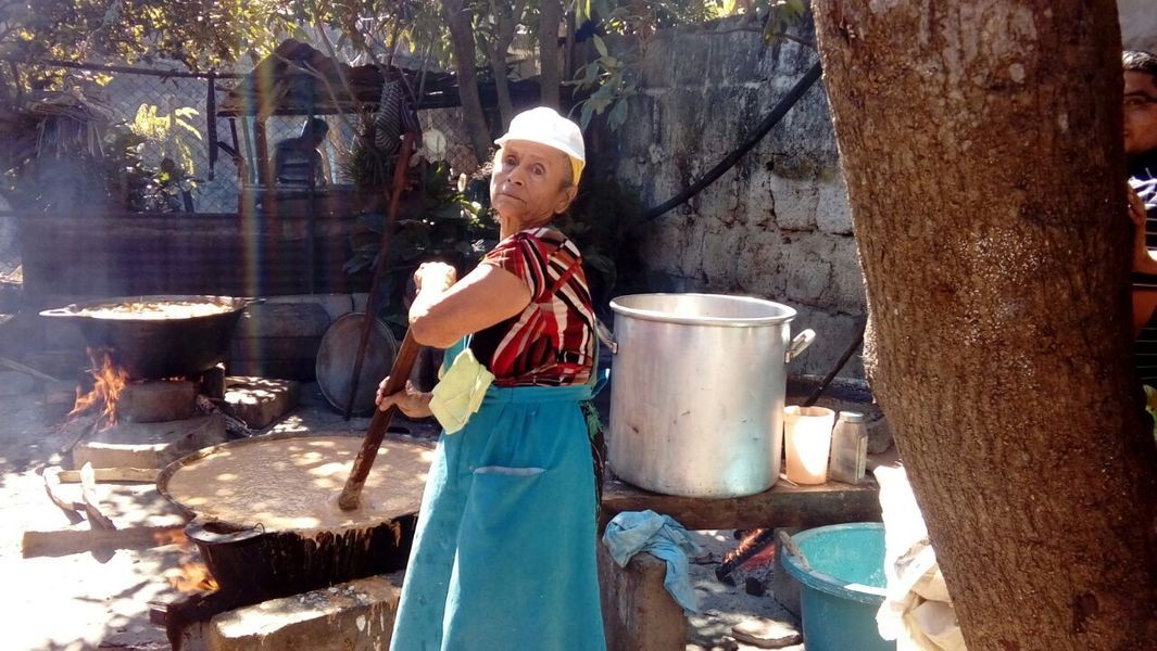 Doña Agustina preparando la masa de Cazuela