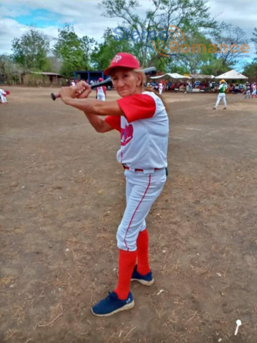 Estela Hernández, la mujer que a sus 72 años aún juega softbol en Malpaisillo
