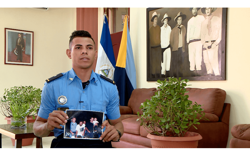 Inspector Caraceño mostrando foto con Ortega/Imagen tomada de 19 Digital