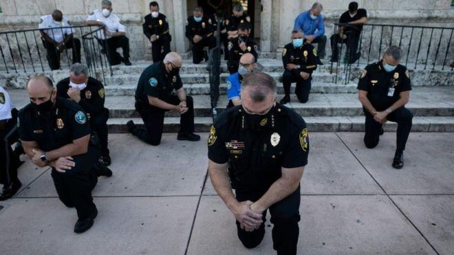 Algunos policias en Estados Unidos  han mostrado su apoyo en las recientes manifestaciones, sobre el caso de George Floyd/ imagen tomada de la BBC