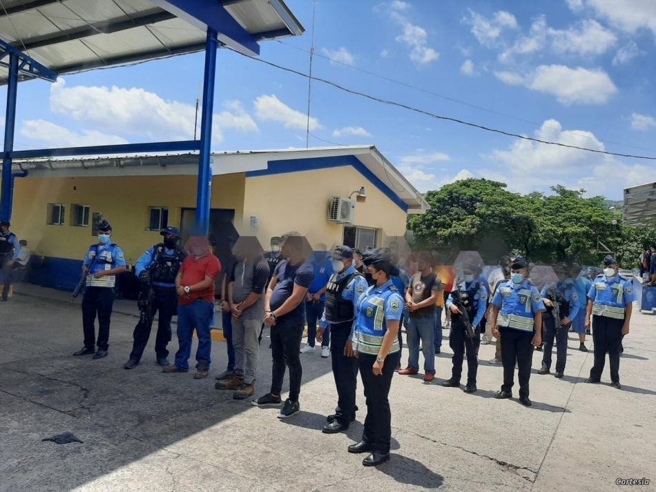 Policía de Honduras presenta a los presuntos traficantes que movilizaban a 150 nicaragüenses rumbo a Estados Unidos. [Foto: cortesía].