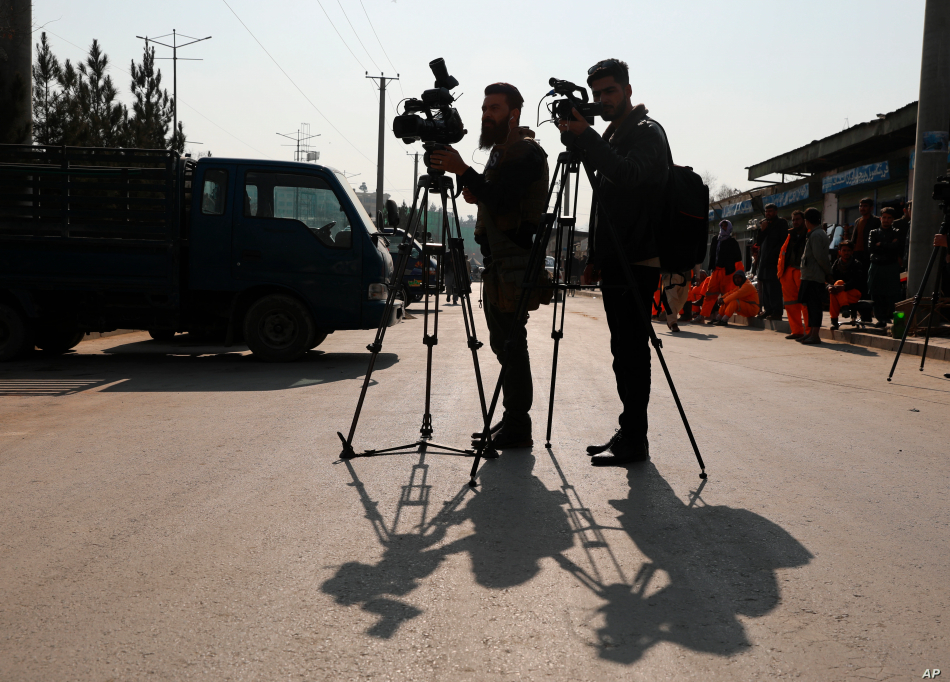 Periodistas afganos filman el lugar de un atentado con bomba ocurrido el 2 de febrero de 2021 en Kabul, la capital de Afganistán.