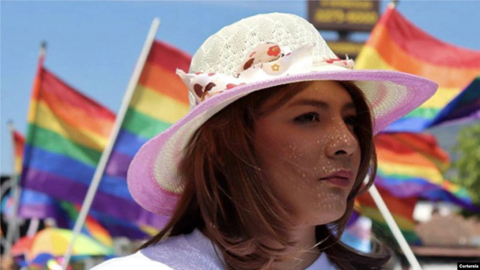 Bianka Rodríguez durante una marcha pro derechos de la comunidad LGBTIQ+ en El Salvador. Foto: cortesía - ACNUR.