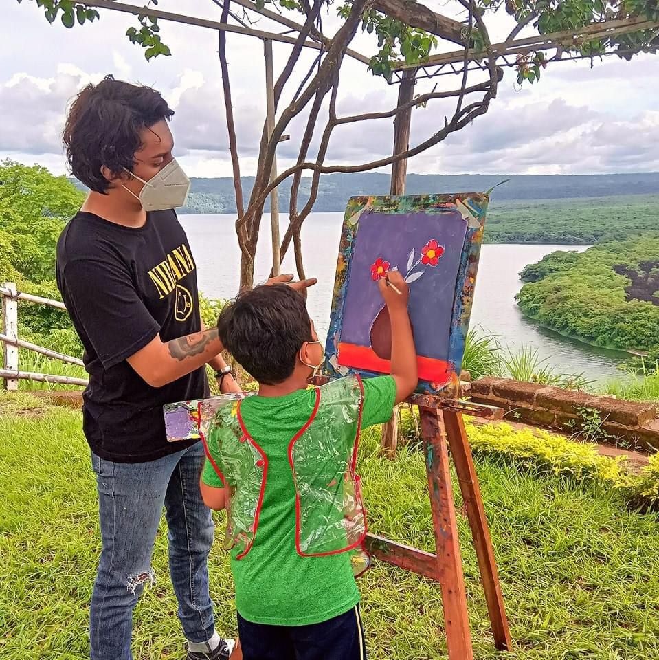 Miguel Ángel Barquero, enseñando a niños a pintar.