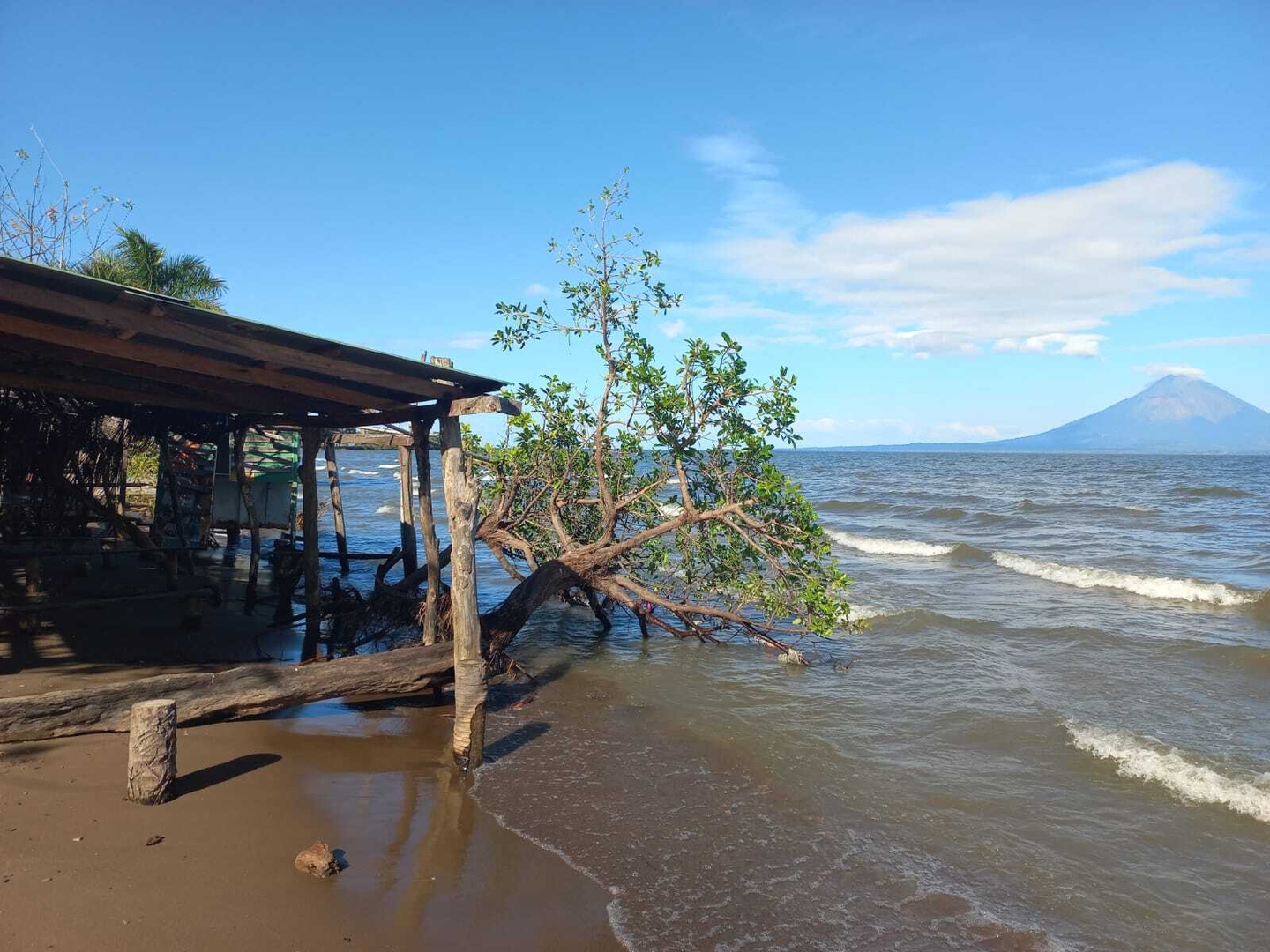 Las afectaciones en los bares y restaurantes a la orilla del lago Cocibolca ha provocado el cierre de algunos locales.