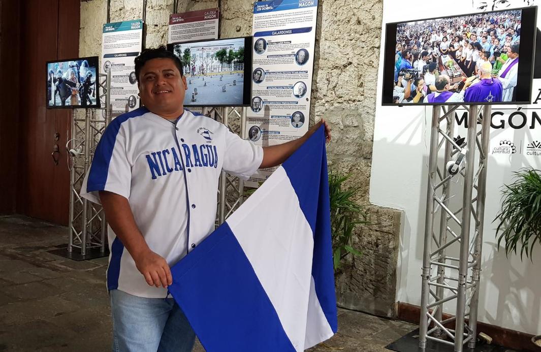 Nicaragüenses llegaron a la exposición con banderas de Nicaragua-Imagen FVBCH