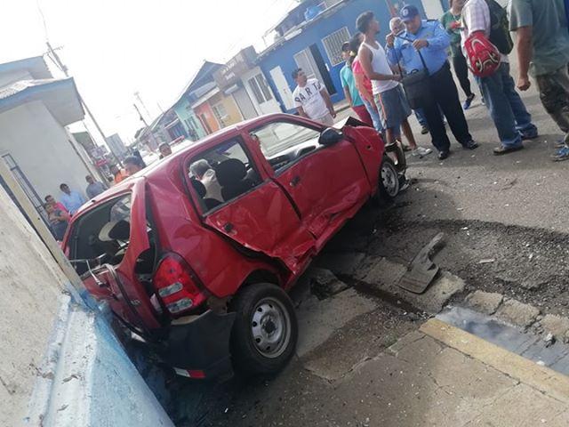 El mal estado de salud del conductor del vehículo rojo puso ser la causa del accidente, Imagen de Cortesía
