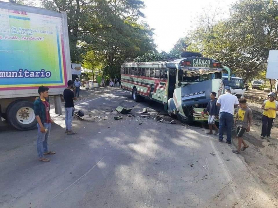 Bus de la ruta Carazo-Rivas colisiona contra clínica móvil 