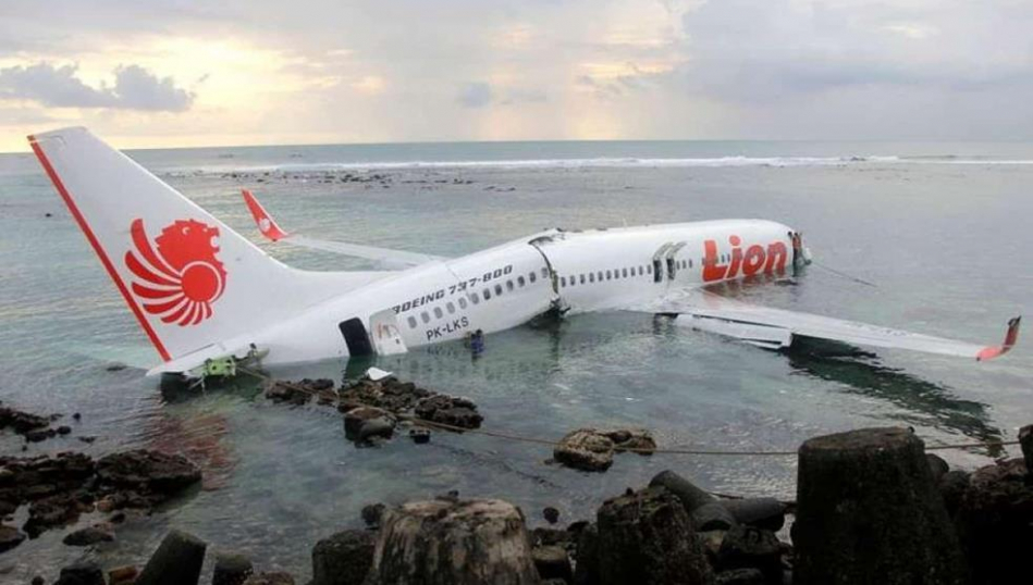 60 muertos deja desplome de avión de Indonesia