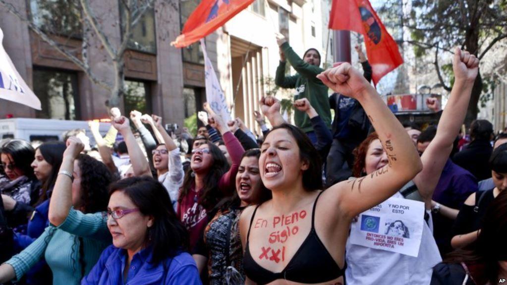 El Tribunal Constitucional avaló el lunes un proyecto de ley que eliminaría la prohibición absoluta del aborto en Chile, el único país sudamericano que aún lo limita bajo cualquier circunstancia.