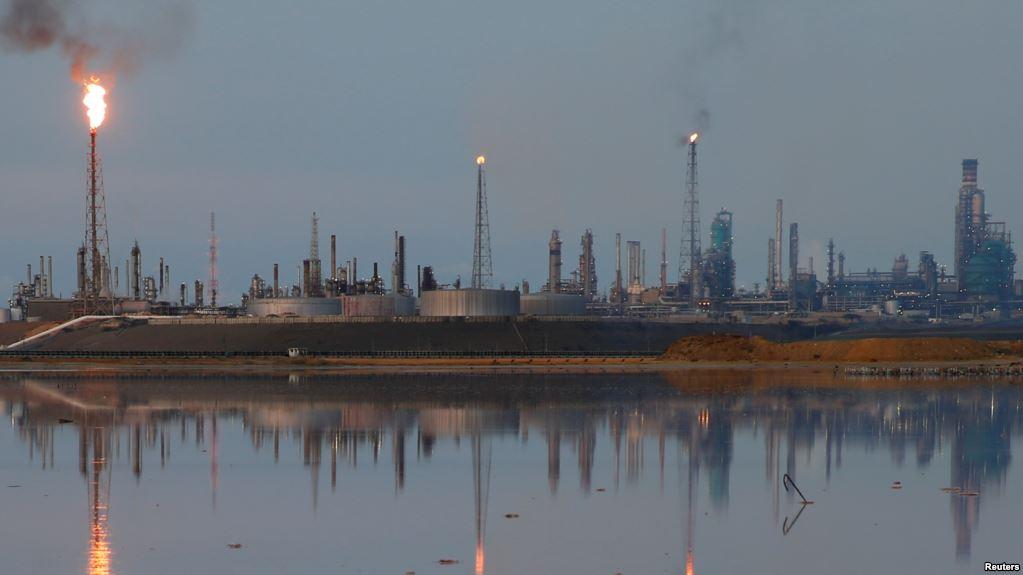 La refinería Amuay es una de las pertenece a la compañía petrolera estatal venezolana PDVSA.