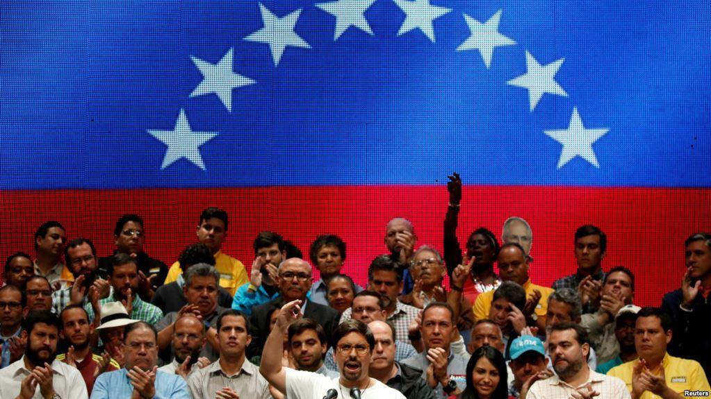Freddy Guevara, (centro) vicepresidente de la Asamblea Nacional de Venezuela, insta a continuar las manifestaciones antigubernamentales.