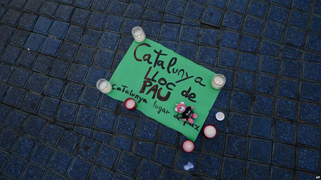 Un cartel que dice "Catalunya - lugar de paz" es visto sostenido por velas en Las Ramblas, Barcelona, España, el 18 de agosto de 2017.