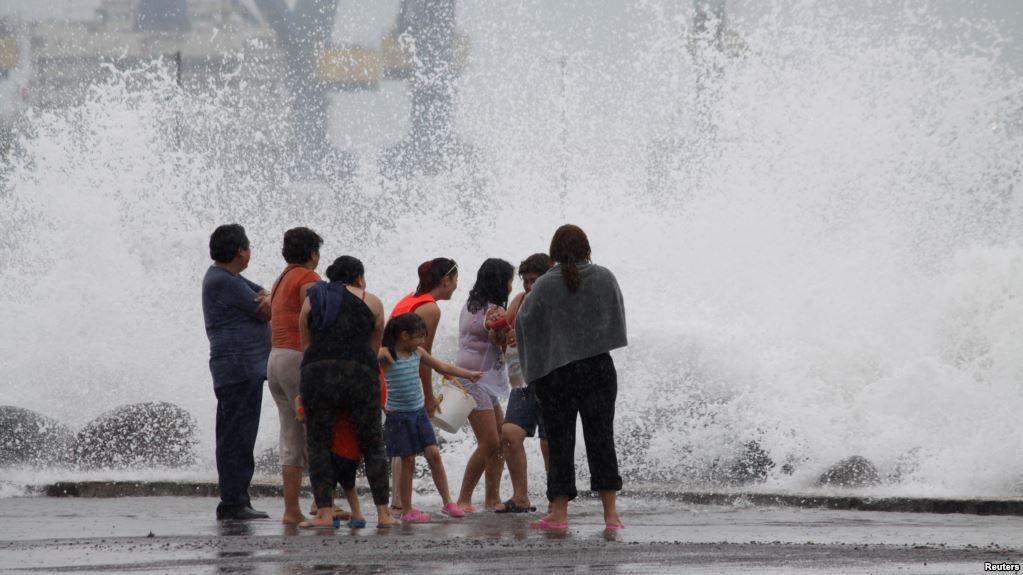 Las olas estallan en el Puerto de Veracruz antes de la llegada de Franklin, ahora convertido en tormenta tropical